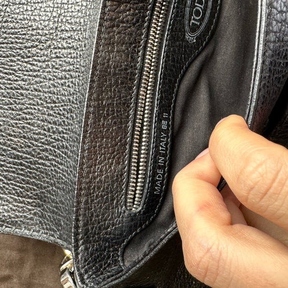 Tod’s Leather Shoulder Bag - Picture 7 of 9